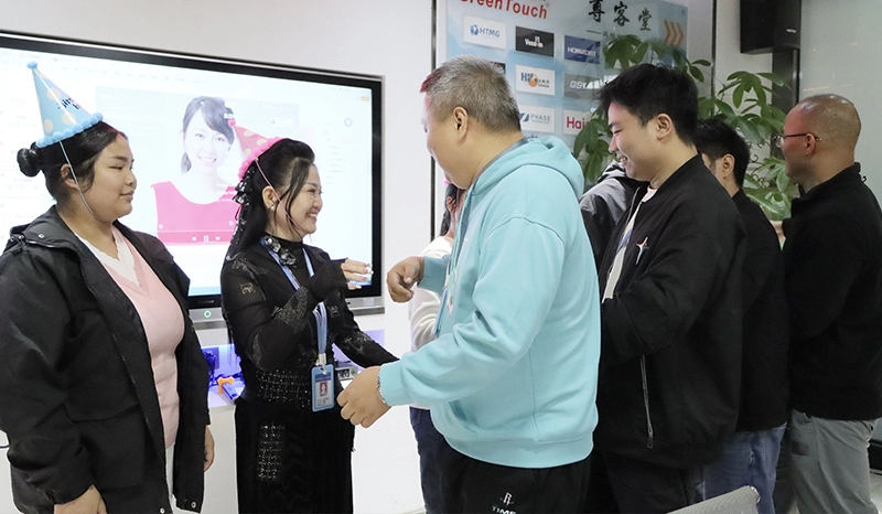 Des promenades chaleureuses et des f&ecirc;tes d'anniversaire sont organis&eacute;es ensemble.